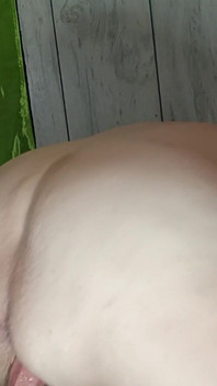 Gruba dziwka nasiąka spermą na łóżku spuszcza się ponownie w jej tyłek z najdłuższym dickhead