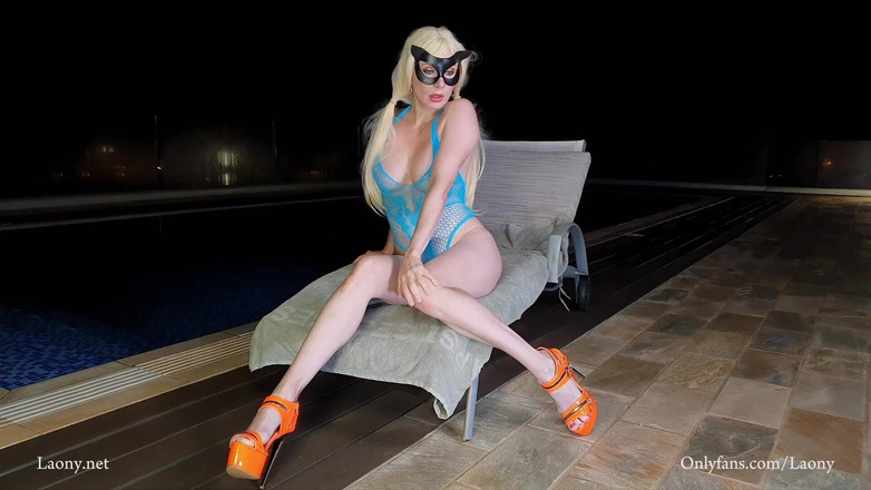 Laony: Laony si diverte di notte in piscina