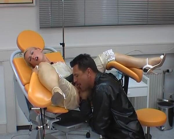 Rubber & Clinic Studio - 1ATOYS: Pervertida follando en el gynchair