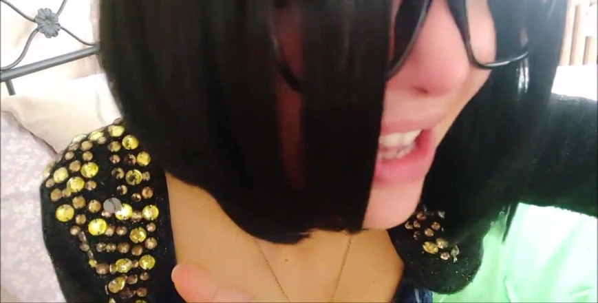 savannahamatoriale: Figliastro! È proprio un disastro! Hai eiaculato sulla mia gonna, e...