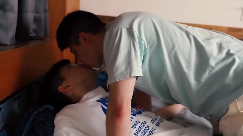 Rent A Gay Productions: Гетеросексуальні друзі пробують перший гей-секс