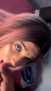 Trans ragazza fa una gola profonda incredibile e prende il latte in bocca