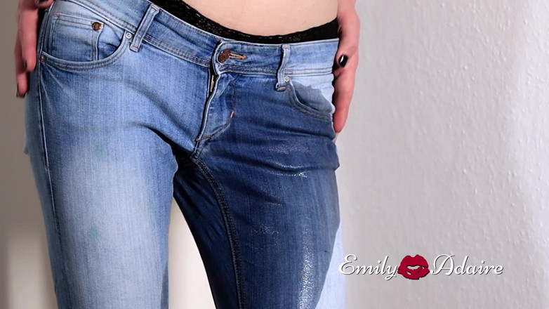 Emily Adaire: Trans ragazza piscia nei suoi jeans attillati blue