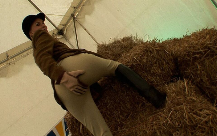 Hot sexy blonde: Caroline de lys 是一个无毛阴户、毛发清白的不忠荡妇用她的阴户操大鸡巴