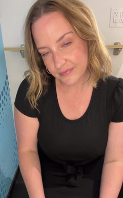 Avril Showers: Vaše sekretářka se převléká ...