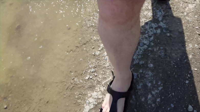 Footfetish: Açık hava siyah kaftanla ve çıplak ayakla siyah Birkenstock'larda