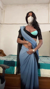 Crossdresser melancap dalam saree