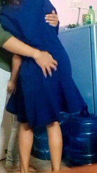 Kayınbiraderi seksi baldızı ikna etti ve yalnız oldukları anda onu sikmeye başladı.