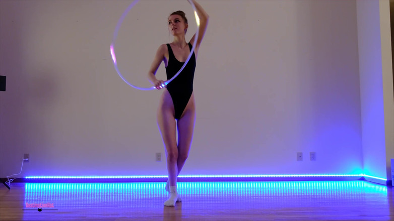 Destination Kat: Hula Hoop Dançando e Posando Sem Som