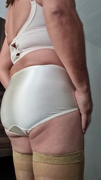 Orgasmo Sissy Sin Manos, Con La Ayuda De Dos Dispositivos De Vibracion, Usando Mis Pantaletas De Nylon