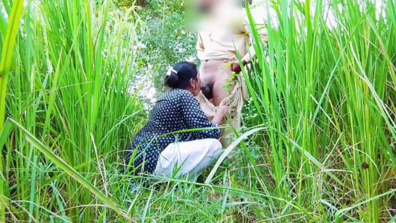 Abida sexy: Ibu mertua membenarkan menantunya kencing pada kaki cantiknya