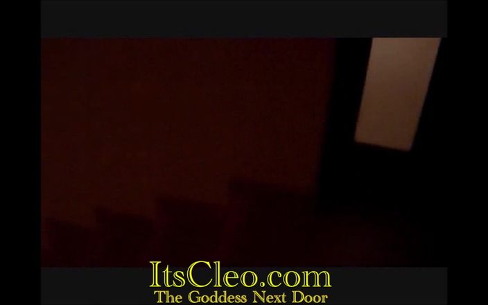 Cleo: Cleo đụ trên một chiếc xe máy