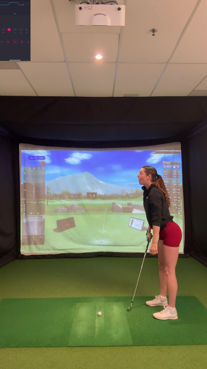 Nadia Foxx: Snažím se golf v simulátoru s My Lush in! Snažím...