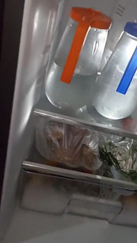Soția mea gătește cârnați și Hallacas pentru mine pentru că îmi este foarte foame și în timp ce tu vezi cum ea este goală, îi place să cooki ca Tha