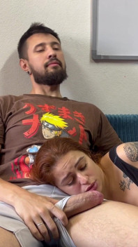 La Coinquilina Dai Capelli Rossi Succhia Silenziosamente in Grembo E Si Svuota Sperma Densa Sul Viso