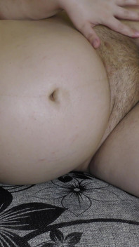 Esposa grávida faz massagem com óleo para sua barriga - Milky Mari