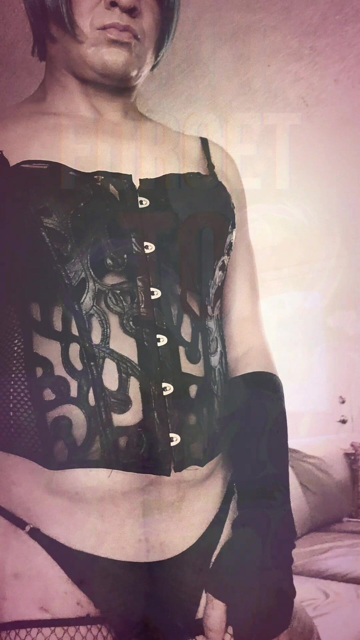 kandiKane: Sexy brazilská Sissy Shemale Pumpuje její Těsný malý zadek Pipe...