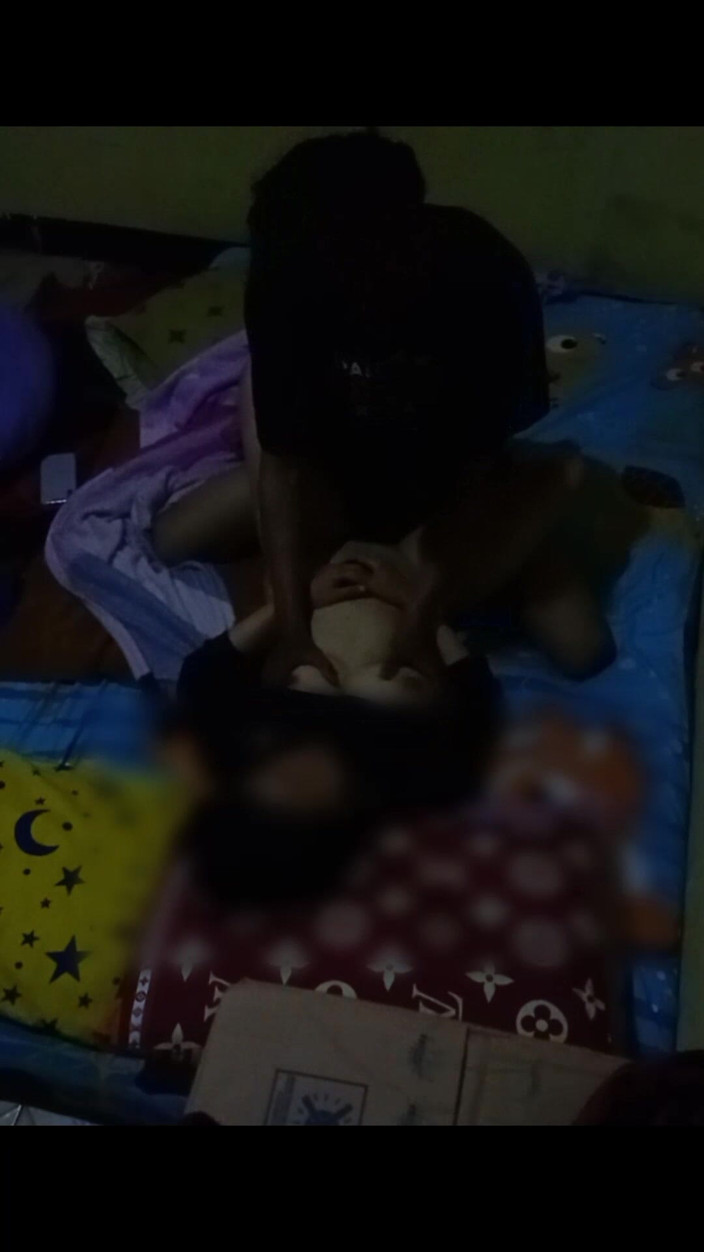 Famly sex: Насолоджуюся її незайманою пиздою, але я продовжував це робити