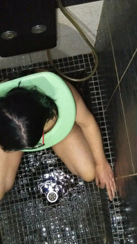 Sexi Wife Taking Enormous Load of Piss on Face