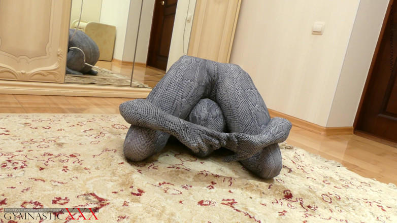 Gymnastic: Rainha da contorção em macacão de spandex