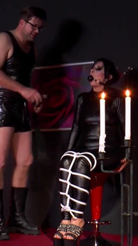 Latex Goth Girl knullar sin sexslav och han kommer i ansiktet
