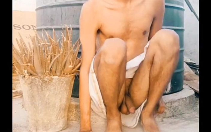 Tani: Ngồi và thủ dâm ngoài trời