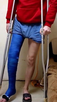 캐스팅에서 의붓여동생이 자신을 씻고 공을 비우도록 도왔어
