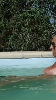 Sexe sympa sur la piscine
