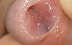 Un papi hétéro sale son gland avec du sel iodé.
