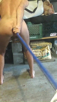 ほうきの柄の巨大なチェーンとトラフィックコーンがガレージの私の穴に突っ込んだ