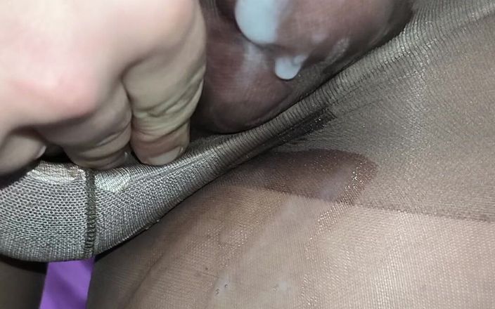 PantyhoseJuicyCummer: 친구의 반짝이는 섹시한 회색 팬티 스타킹을 통해 폭발하는 거대한 Sissy Girl의 하드코어 자지!
