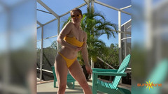 Sunny Lane: Sunny Neuvěřitelně sexy striptýz u bazénu