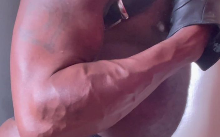 Black mature kinky muscle: Pertunjukan webam bate si cewek hot dengan kostum leather harness...