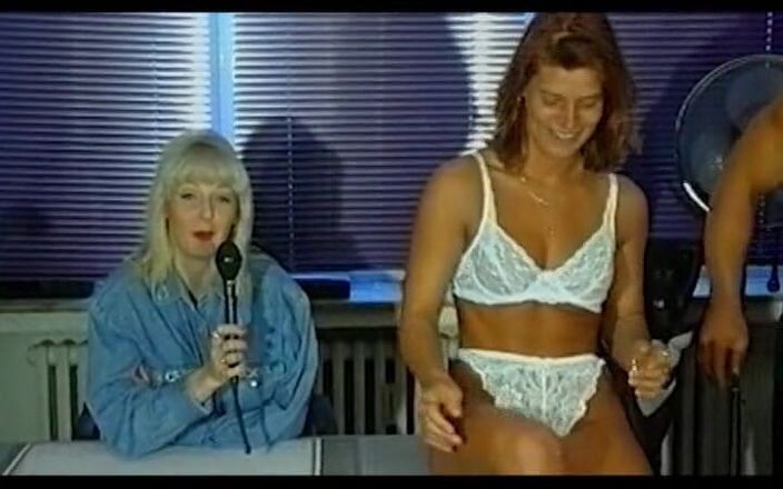 German Threesome: Зраджена дружина дивиться, як її чоловік трахає німецьку леді