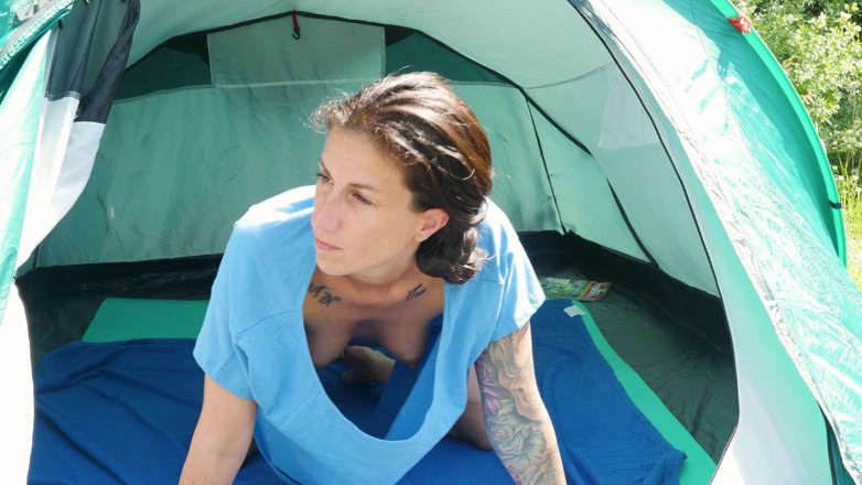 Peaches and Bananas: Nudisten-MILF Alzbeta - unter der bluse