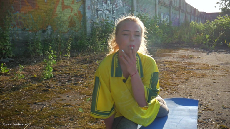 Russian Smokers: Verführerisches russisches schätzchen raucht zigarette im freien