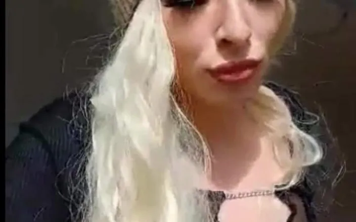Give me a fat check: Sexy Tranny New on the Block