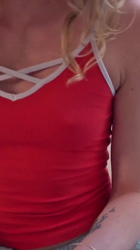 Nevlastní sestra Emily přistihla nevlastního bratra při honění a pomohla mu s dokončením