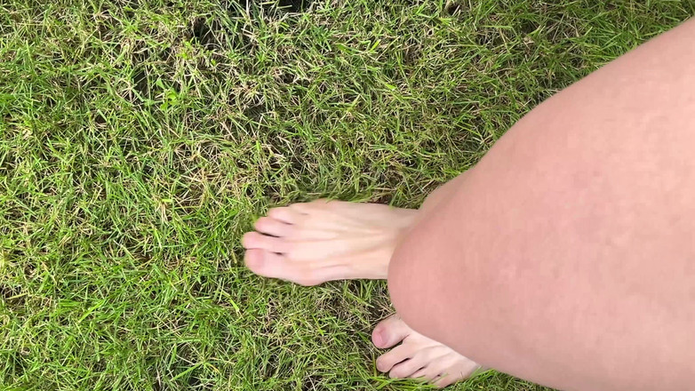 Feet: Хождение босиком по траве