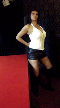 Photoshooting with MILF Julia Corne