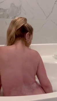 Prietenul fiului, Matty Iceee, repară casa și pizda unei mame sexy mature Danni Jones
