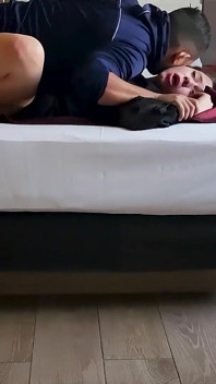 Děvka zdarma. Výstřik do zadku.