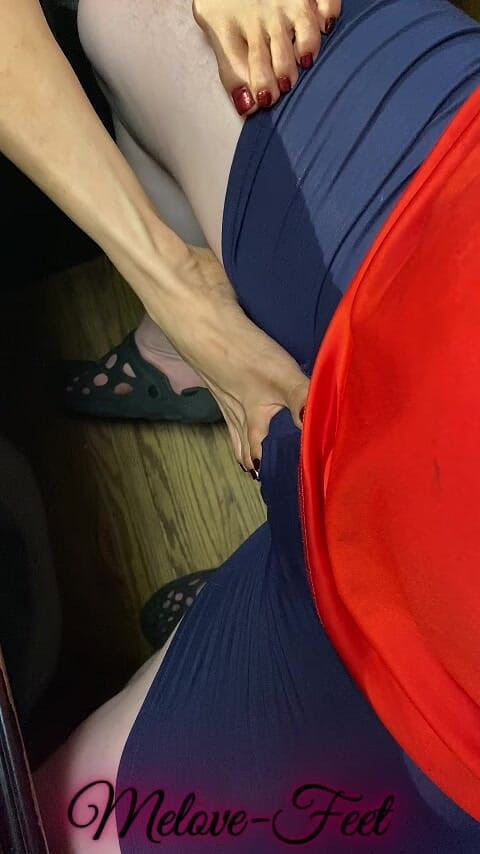 Naelor: Melove fait un footjob à Naelor, partie 2