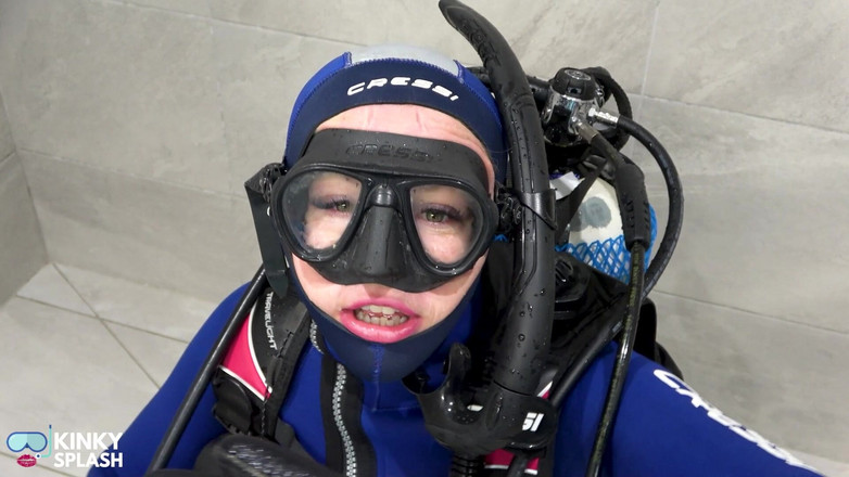 UKCuteGirl: Bunden &amp;nedsänkt: Scuba Agent förhör