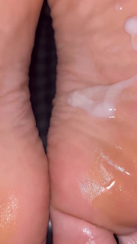 Çok güzel yağlanmış tabanlar ve ayak parmakları