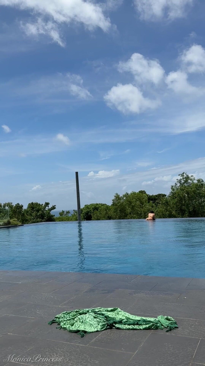 Princess Monica: Stuzzicamento in piscina in Micro bikini, Nuoto