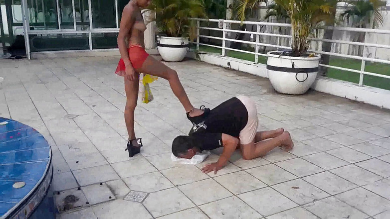 Foot Girls: Waktunya makan di luar ruangan