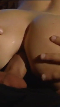 Babe, een ervaren teef met harig poesje en licht haar, wordt in haar kont geneukt en de mond afgeroomd