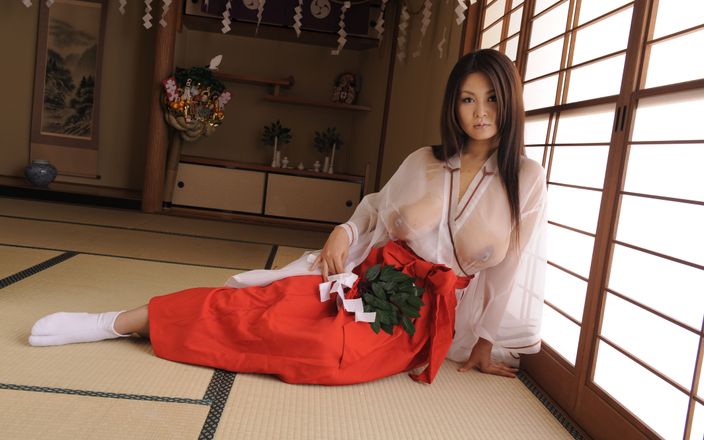 Go Sushi: 日本AV群交在东京寺庙里干大奶子女祭司熟女