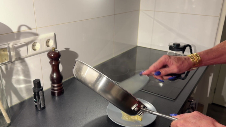 NaomiPerv: Trans padrona Naomiperv fa colazione per te usando uno speculumher...
